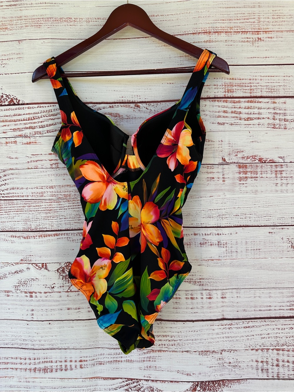 MiracleSuit Escape Tropical Floral
Swimsuit One Piece Slimming Underwire 12 - Picture 3 of 7